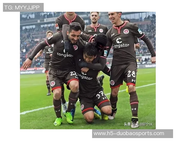 现代足球对决珀斯光荣谁能在赛场上书写新的传奇篇章